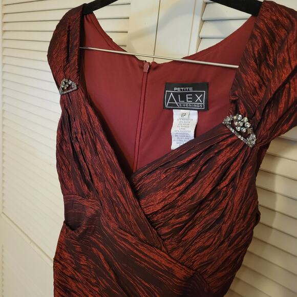 Alex Evenings Red Ruched Sheath Cocktail Dress Petite 6 Black Accents - Picture 3 of 5